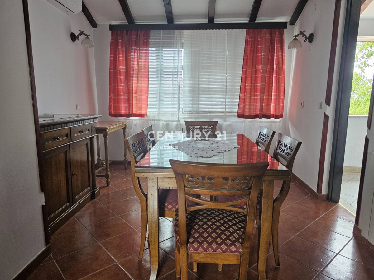 POREČ, VENDESI APPARTAMENTO CON GIARDINO, DUE GARAGE, 2 KM DAL MARE