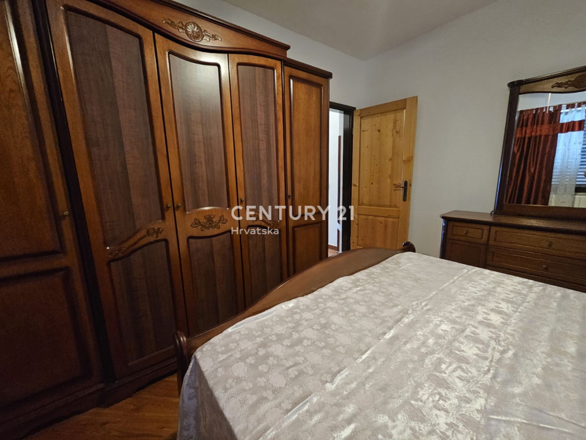 POREČ, VENDESI APPARTAMENTO CON GIARDINO, DUE GARAGE, 2 KM DAL MARE