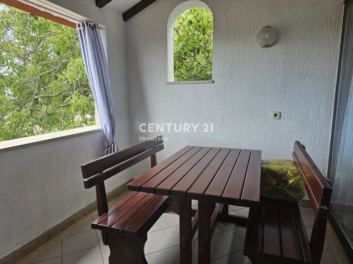 POREČ, VENDESI APPARTAMENTO CON GIARDINO, DUE GARAGE, 2 KM DAL MARE