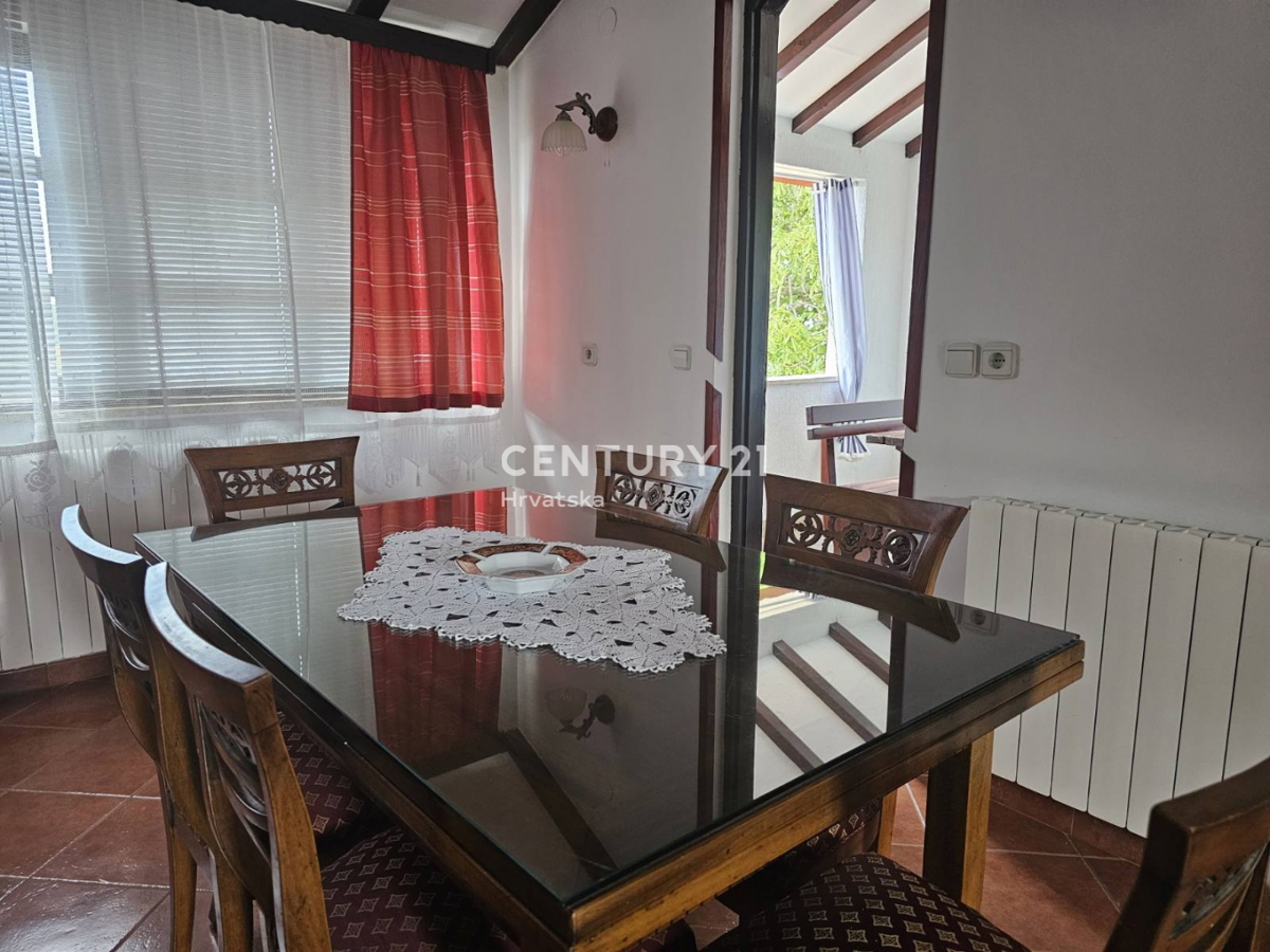 POREČ, VENDESI APPARTAMENTO CON GIARDINO, DUE GARAGE, 2 KM DAL MARE