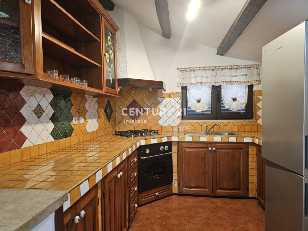 POREČ, VENDESI APPARTAMENTO CON GIARDINO, DUE GARAGE, 2 KM DAL MARE