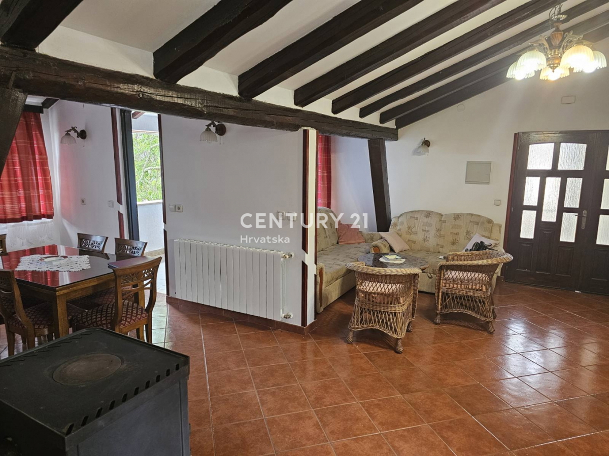 POREČ, VENDESI APPARTAMENTO CON GIARDINO, DUE GARAGE, 2 KM DAL MARE