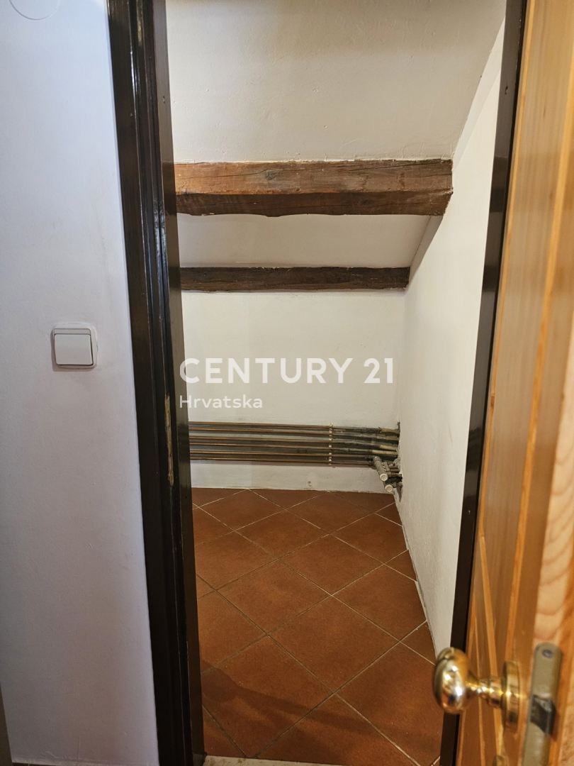 POREČ, VENDESI APPARTAMENTO CON GIARDINO, DUE GARAGE, 2 KM DAL MARE