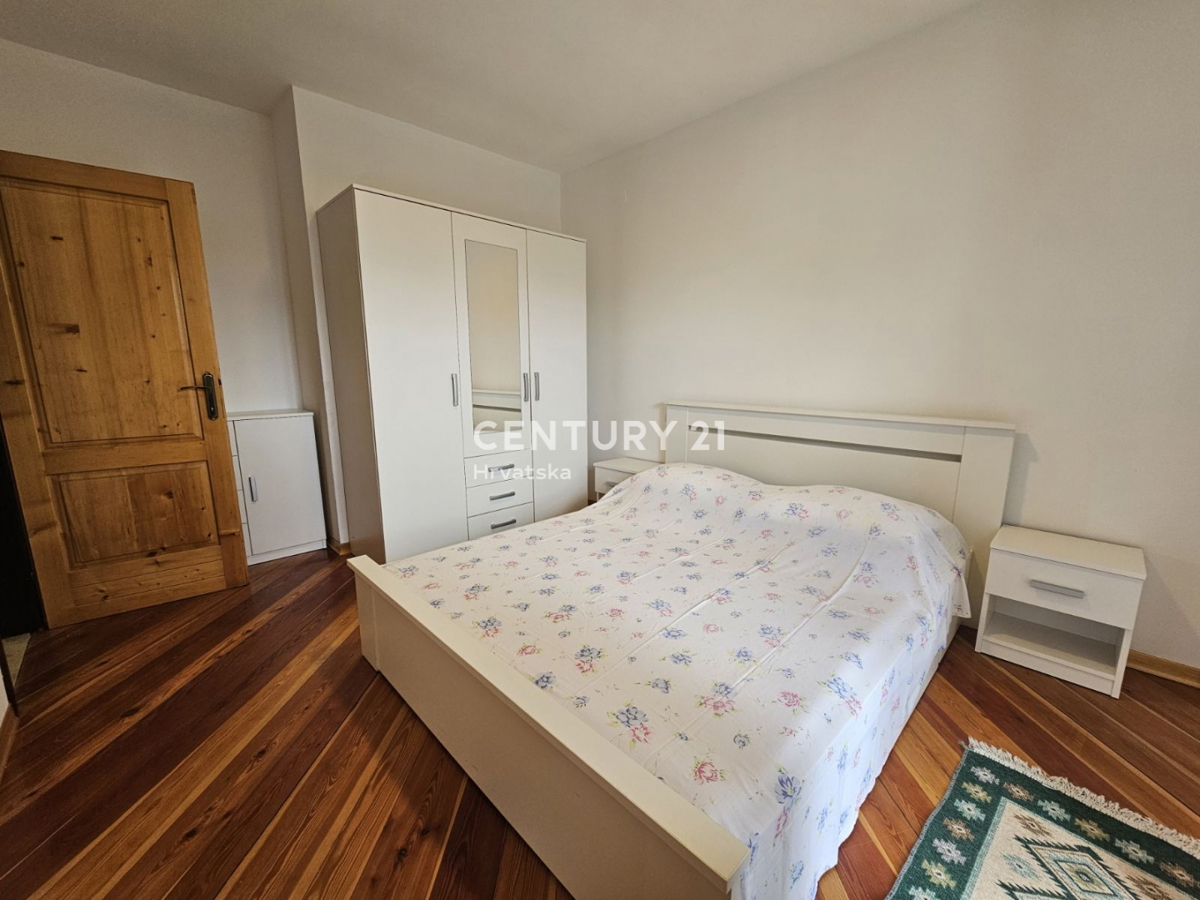 POREČ, VENDESI APPARTAMENTO CON GIARDINO, DUE GARAGE, 2 KM DAL MARE