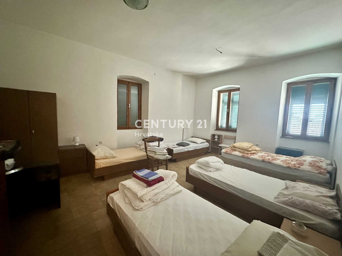 LABIN, NEDEŠĆINA, CASA CON AMPIE CAMERE DA LETTO, EX HOTEL NEL CENTRO DEL PAESE