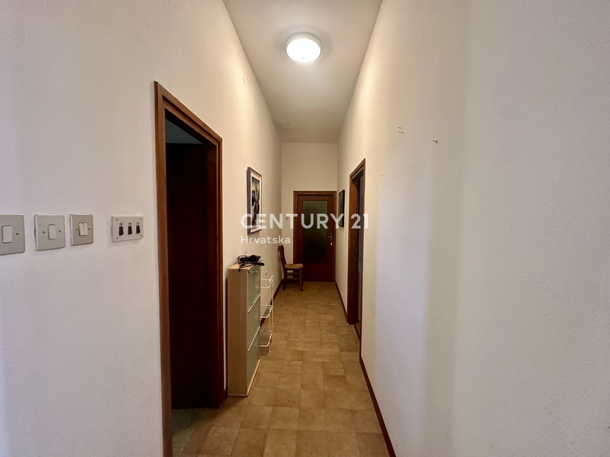 LABIN, NEDEŠĆINA, CASA CON AMPIE CAMERE DA LETTO, EX HOTEL NEL CENTRO DEL PAESE