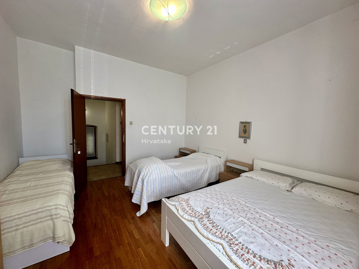 LABIN, NEDEŠĆINA, CASA CON AMPIE CAMERE DA LETTO, EX HOTEL NEL CENTRO DEL PAESE