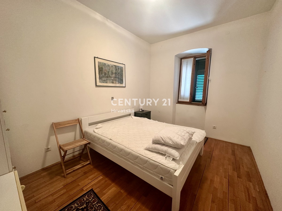 LABIN, NEDEŠĆINA, CASA CON AMPIE CAMERE DA LETTO, EX HOTEL NEL CENTRO DEL PAESE