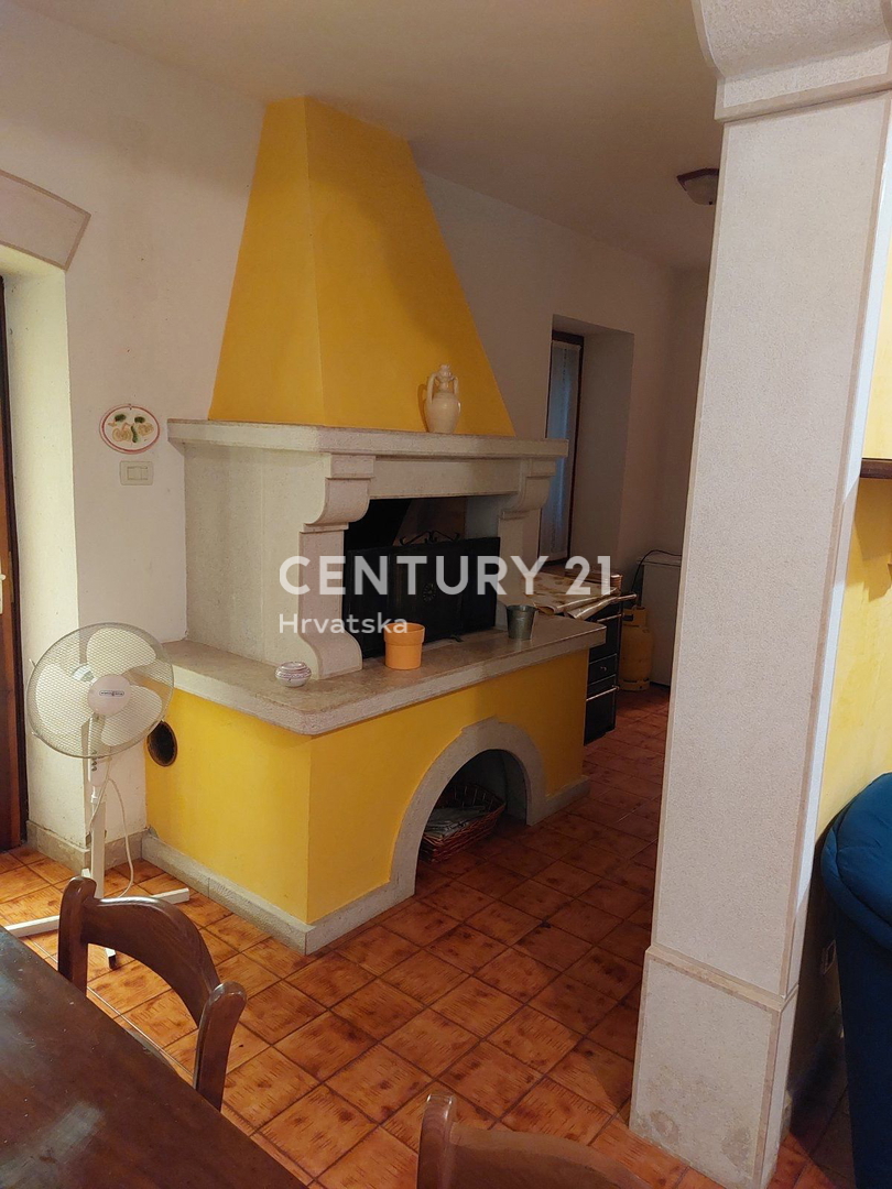 LABIN, NEDEŠĆINA, CASA CON AMPIE CAMERE DA LETTO, EX HOTEL NEL CENTRO DEL PAESE