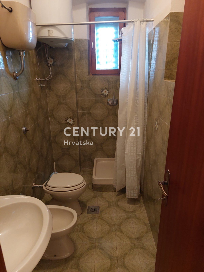 LABIN, NEDEŠĆINA, CASA CON AMPIE CAMERE DA LETTO, EX HOTEL NEL CENTRO DEL PAESE