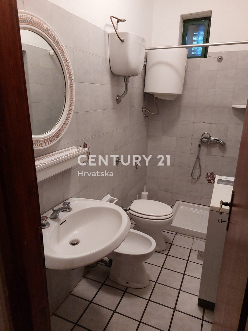 LABIN, NEDEŠĆINA, CASA CON AMPIE CAMERE DA LETTO, EX HOTEL NEL CENTRO DEL PAESE