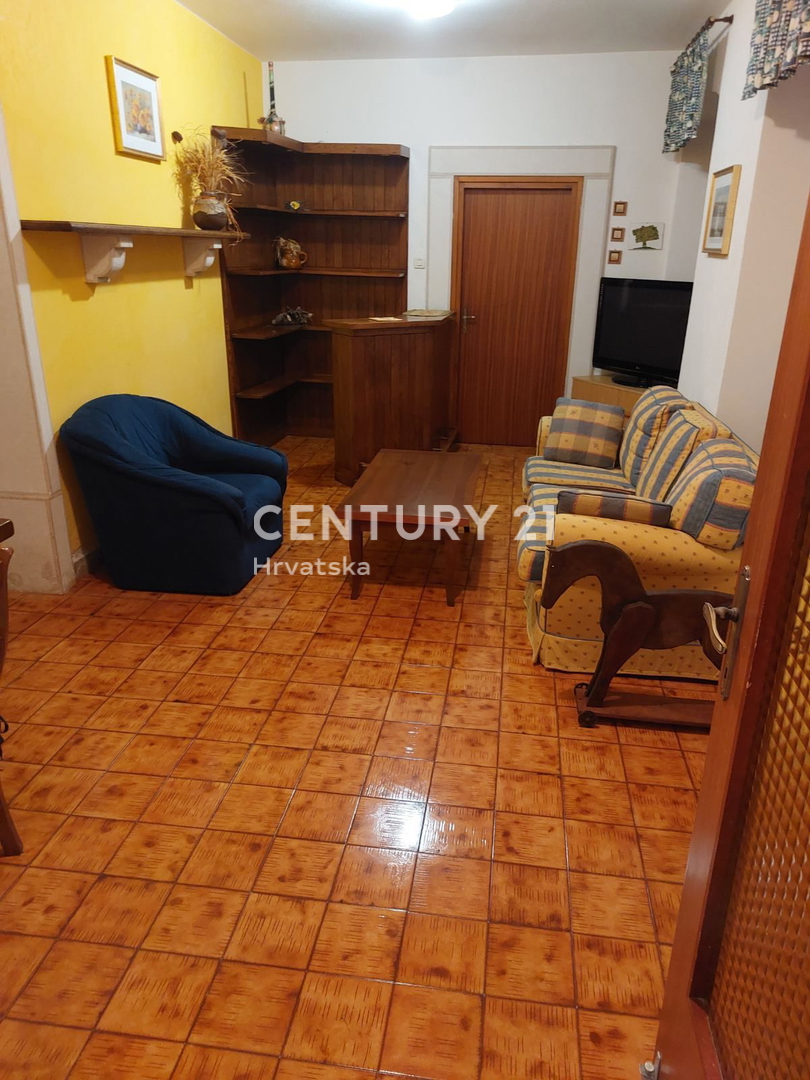 LABIN, NEDEŠĆINA, CASA CON AMPIE CAMERE DA LETTO, EX HOTEL NEL CENTRO DEL PAESE