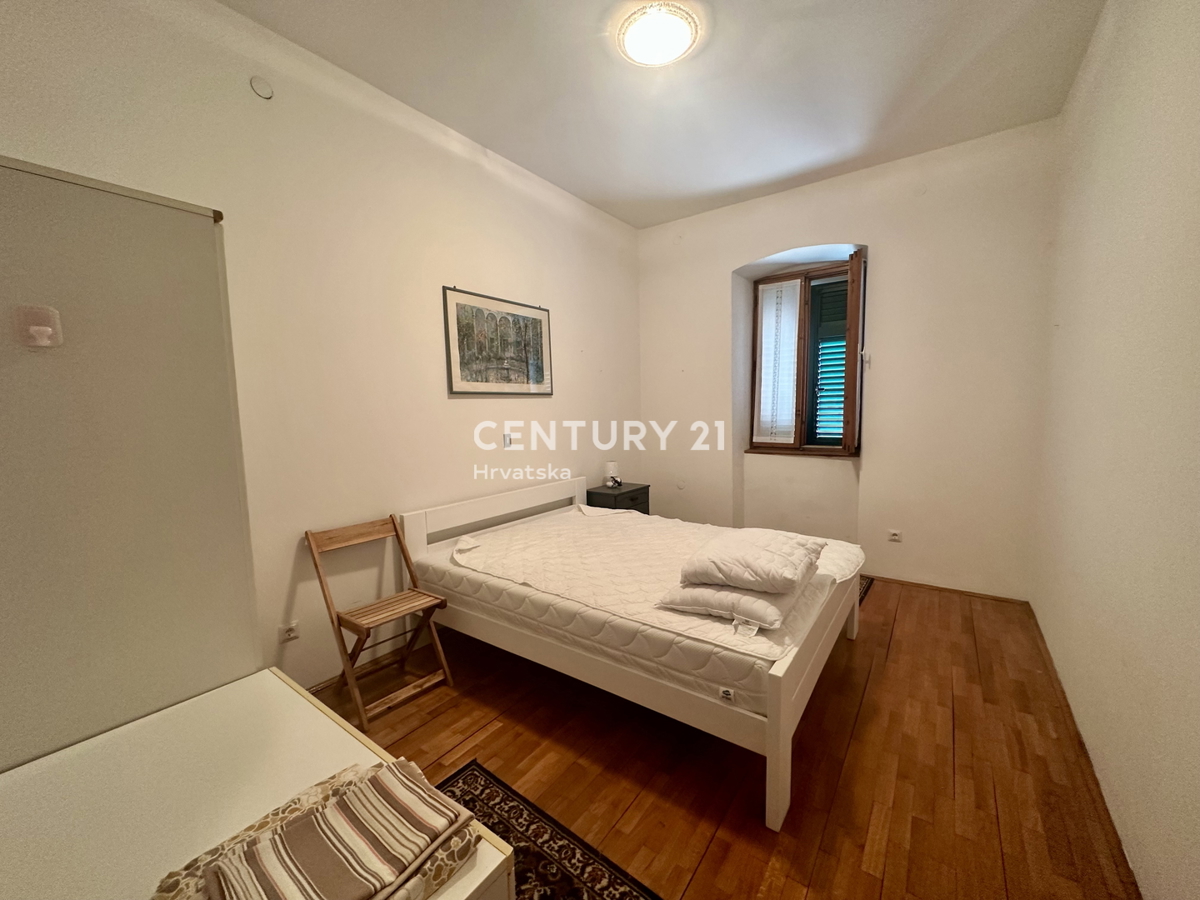 LABIN, NEDEŠĆINA, CASA CON AMPIE CAMERE DA LETTO, EX HOTEL NEL CENTRO DEL PAESE