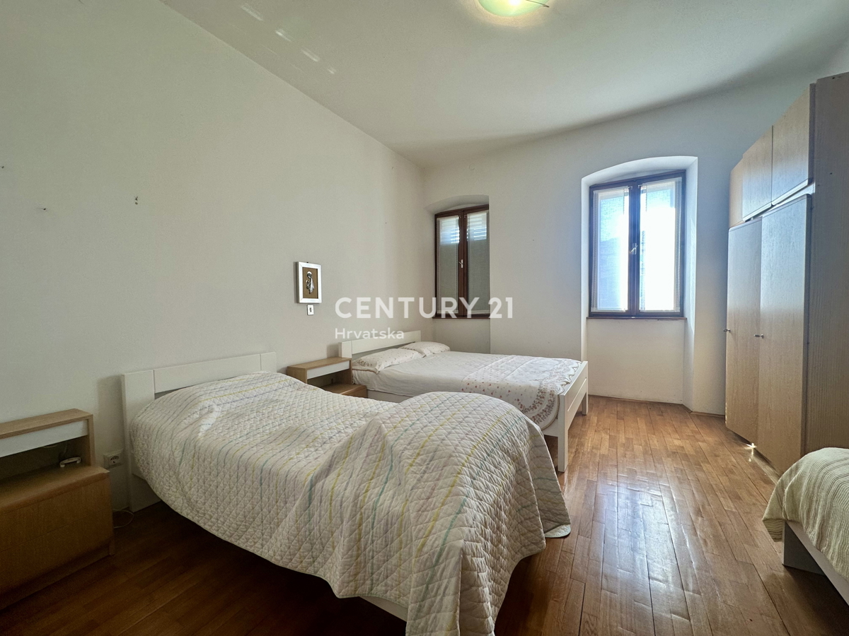 LABIN, NEDEŠĆINA, CASA CON AMPIE CAMERE DA LETTO, EX HOTEL NEL CENTRO DEL PAESE