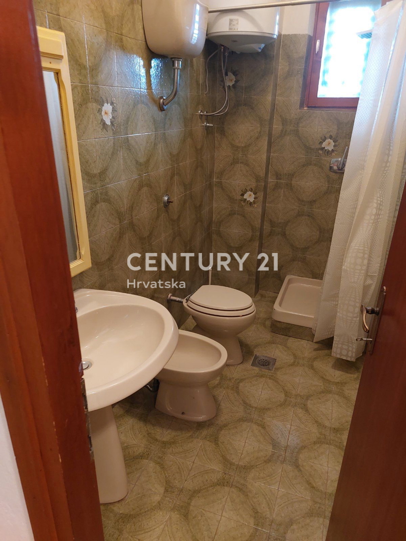 LABIN, NEDEŠĆINA, CASA CON AMPIE CAMERE DA LETTO, EX HOTEL NEL CENTRO DEL PAESE