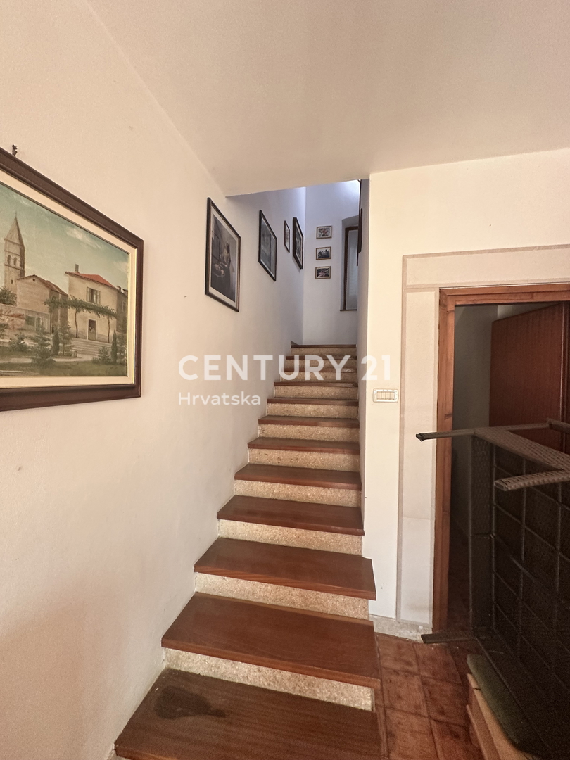 LABIN, NEDEŠĆINA, CASA CON AMPIE CAMERE DA LETTO, EX HOTEL NEL CENTRO DEL PAESE