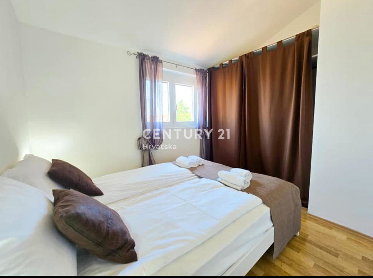 POREČ, VENDITA, APPARTAMENTO SU DUE LIVELLI CON VISTA MARE