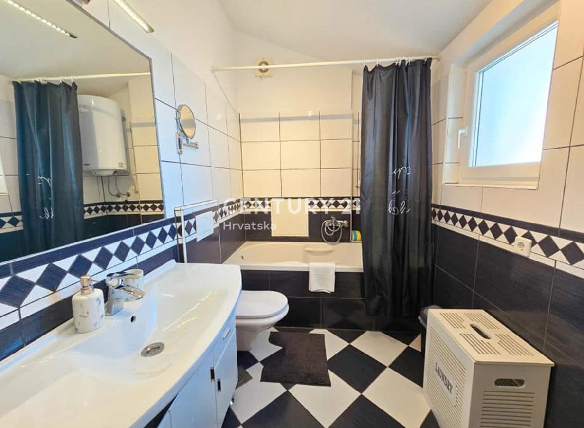 POREČ, VENDITA, APPARTAMENTO SU DUE LIVELLI CON VISTA MARE