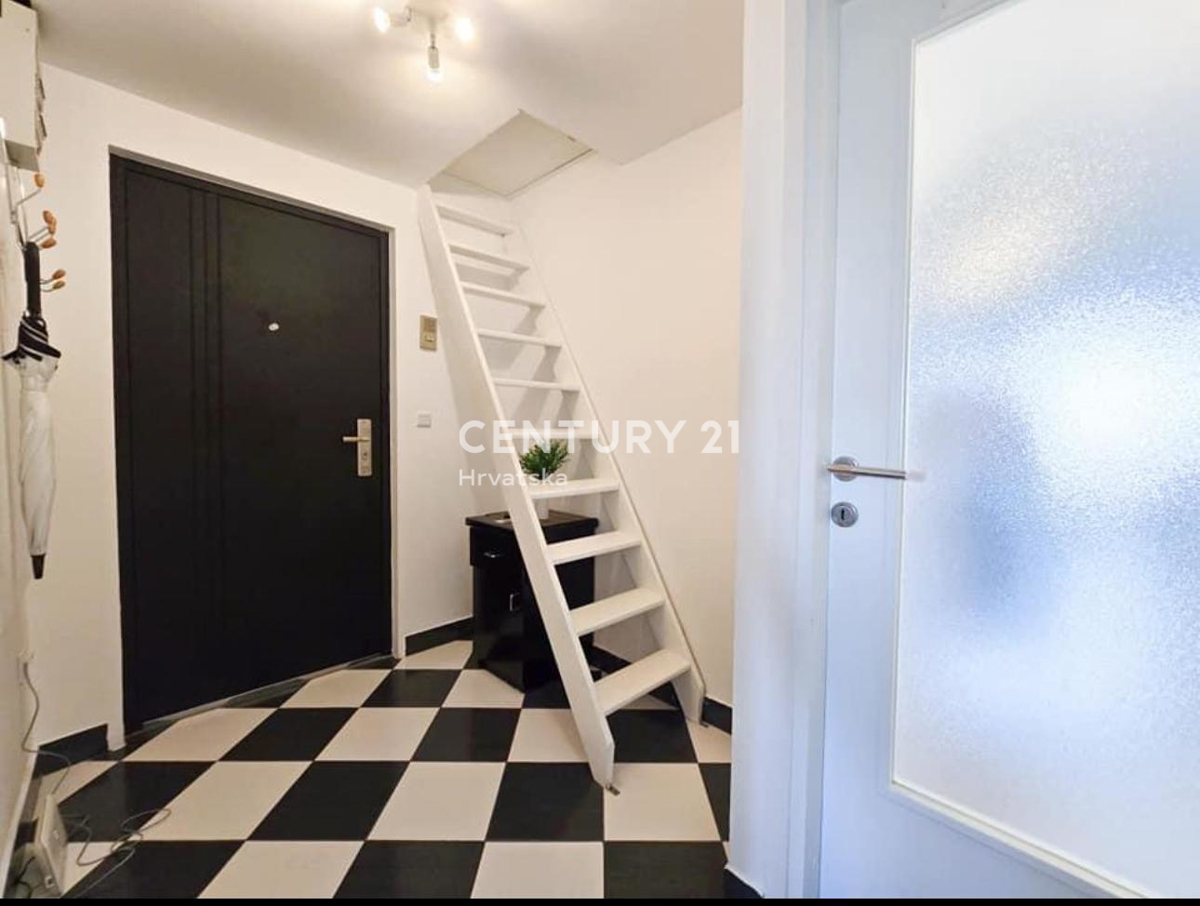 POREČ, VENDITA, APPARTAMENTO SU DUE LIVELLI CON VISTA MARE