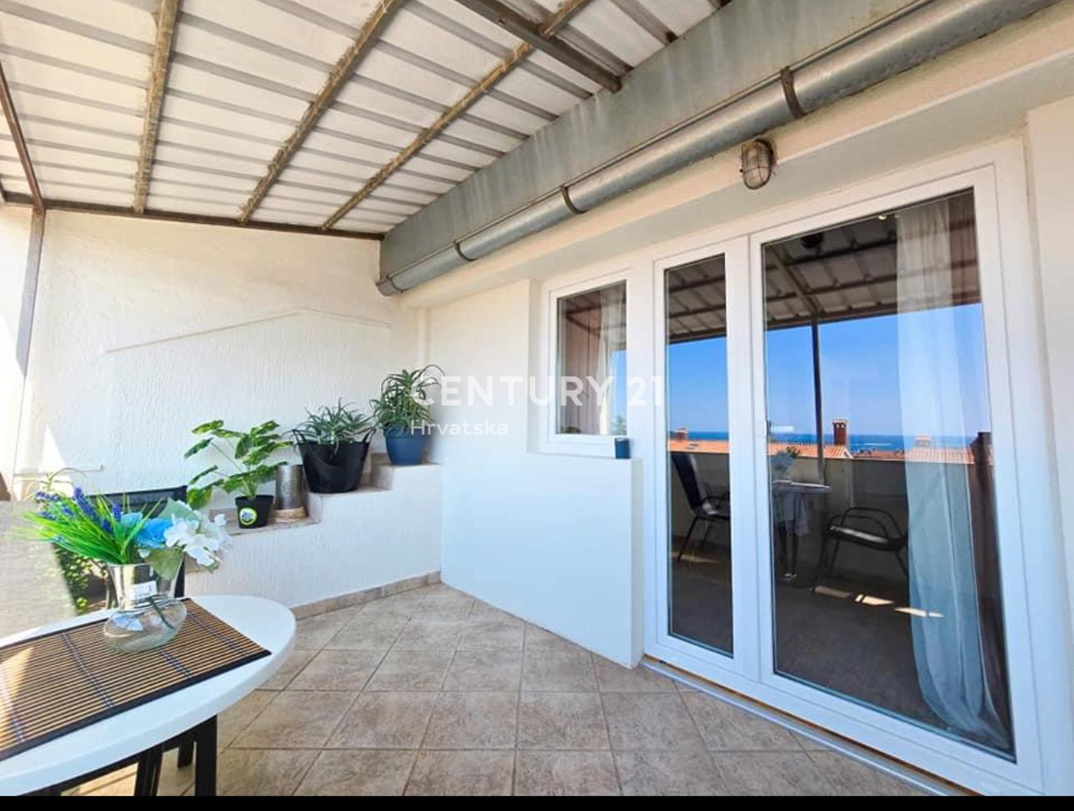 POREČ, VENDITA, APPARTAMENTO SU DUE LIVELLI CON VISTA MARE