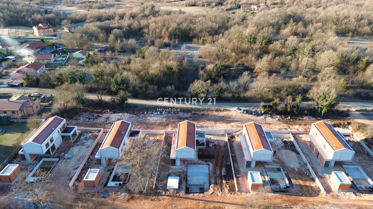 LABIN, VILLA NUOVA CON PISCINA E 4 CAMERE DA LETTO