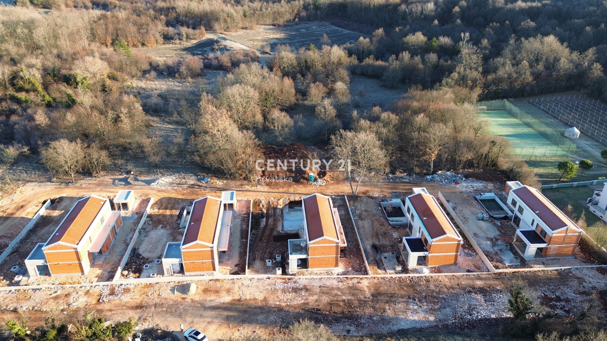 LABIN, VILLA NUOVA CON PISCINA E 4 CAMERE DA LETTO