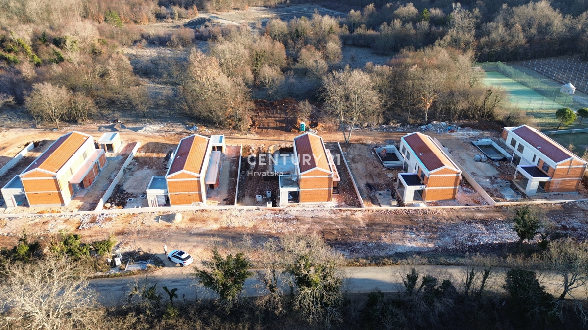 LABIN, VILLA NUOVA CON PISCINA E 4 CAMERE DA LETTO