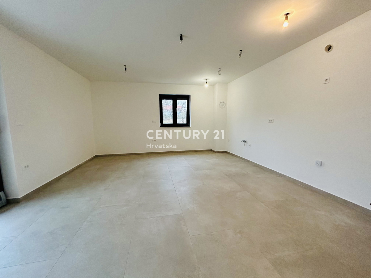 UMAG, DINTORNI, APPARTAMENTO BILOCALE AL PIANO TERRA CON GIARDINO