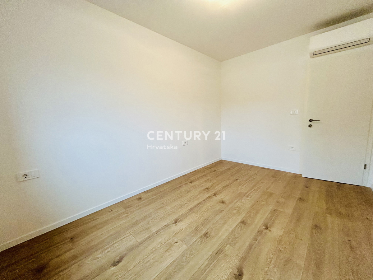 UMAG, DINTORNI, APPARTAMENTO BILOCALE AL PIANO TERRA CON GIARDINO