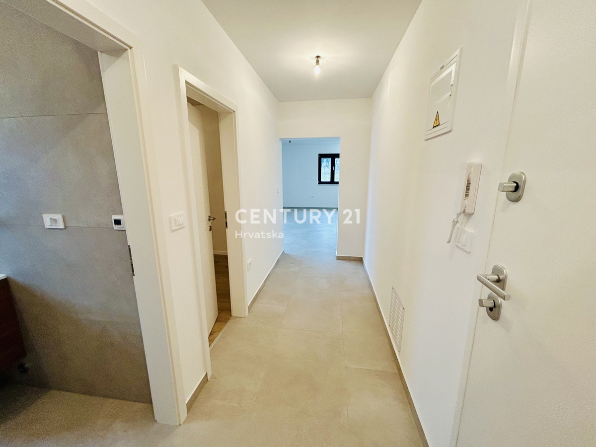 UMAG, DINTORNI, APPARTAMENTO BILOCALE AL PIANO TERRA CON GIARDINO