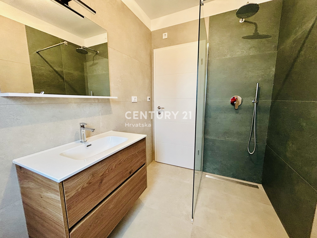 UMAG, DINTORNI, APPARTAMENTO BILOCALE AL PIANO TERRA CON GIARDINO