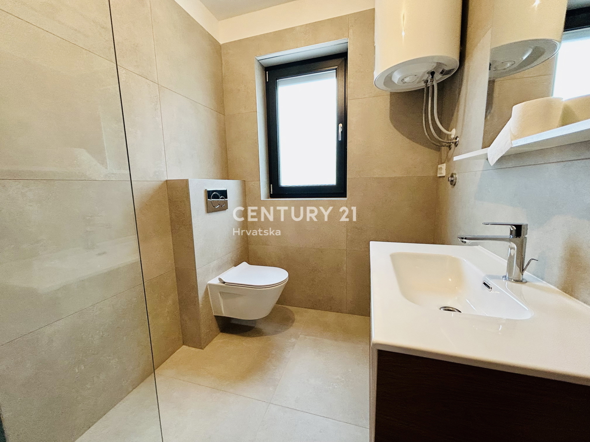 UMAG, DINTORNI, APPARTAMENTO BILOCALE AL PIANO TERRA CON GIARDINO