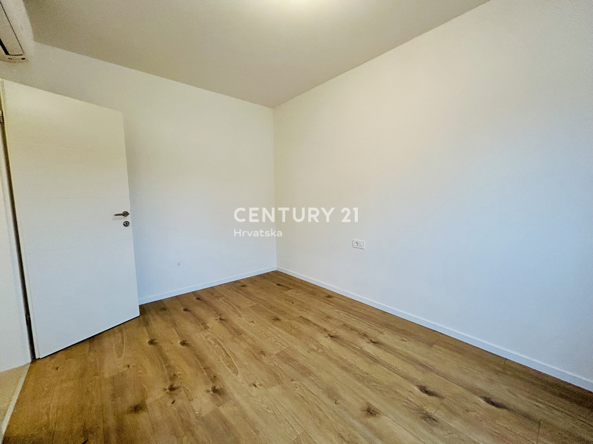 UMAG, DINTORNI, APPARTAMENTO BILOCALE AL PIANO TERRA CON GIARDINO