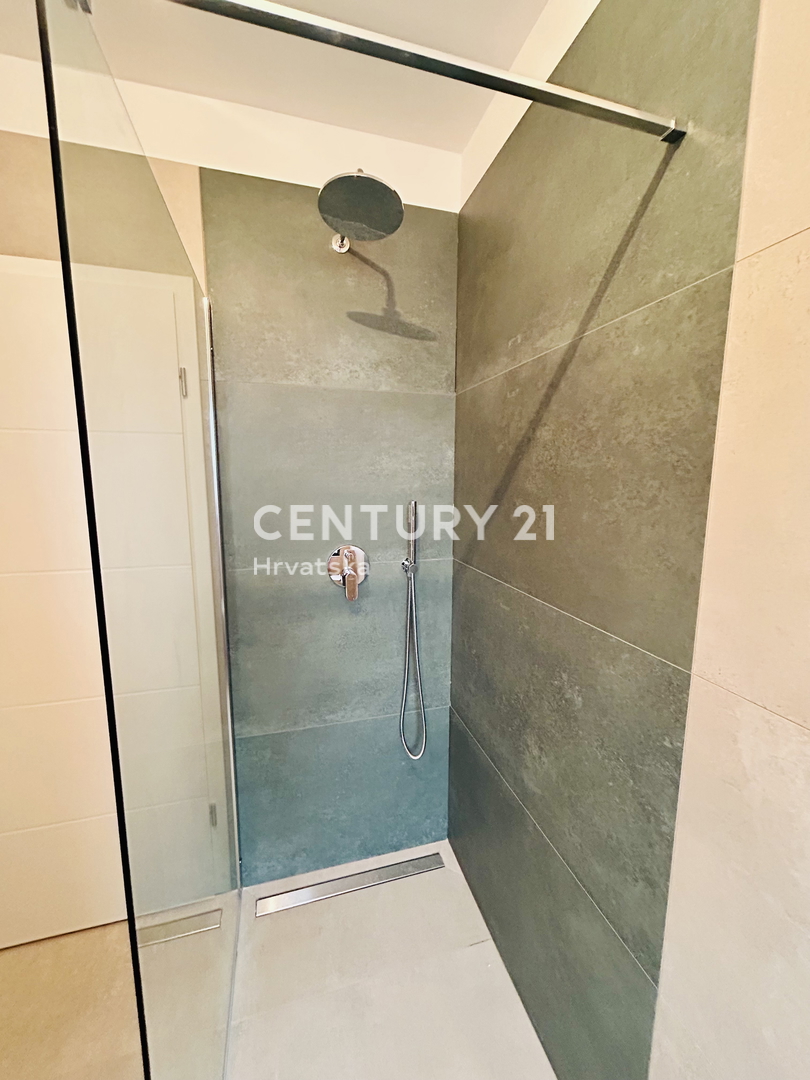 UMAG, DINTORNI, APPARTAMENTO BILOCALE AL PIANO TERRA CON GIARDINO