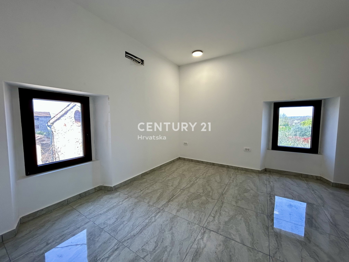 POREČ, OKOLICA, KAMENA KUĆA U NIZU S POGLEDOM NA MORE