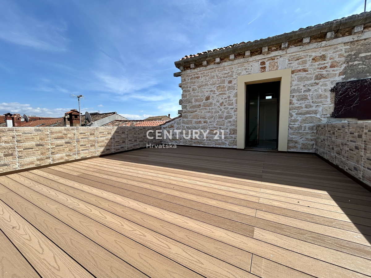 POREČ, OKOLICA, KAMENA KUĆA U NIZU S POGLEDOM NA MORE