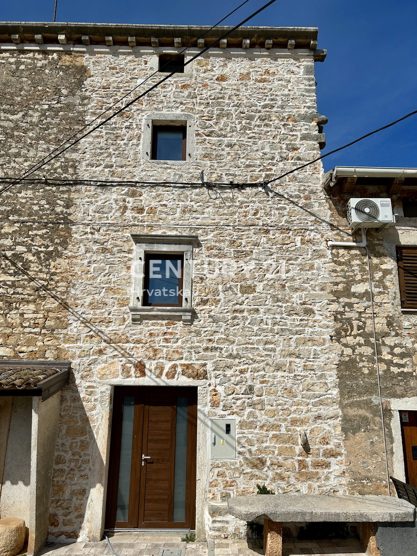 POREČ, OKOLICA, KAMENA KUĆA U NIZU S POGLEDOM NA MORE