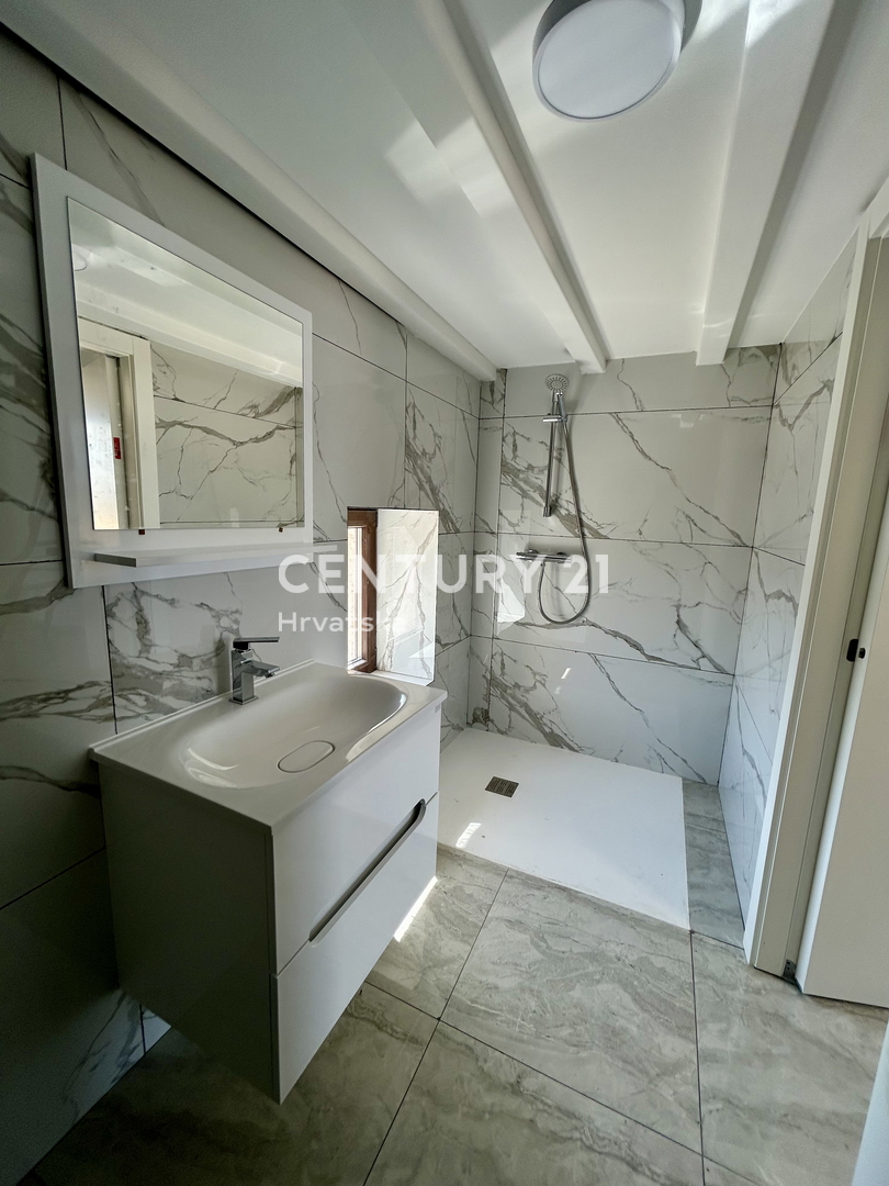 POREČ, OKOLICA, KAMENA KUĆA U NIZU S POGLEDOM NA MORE