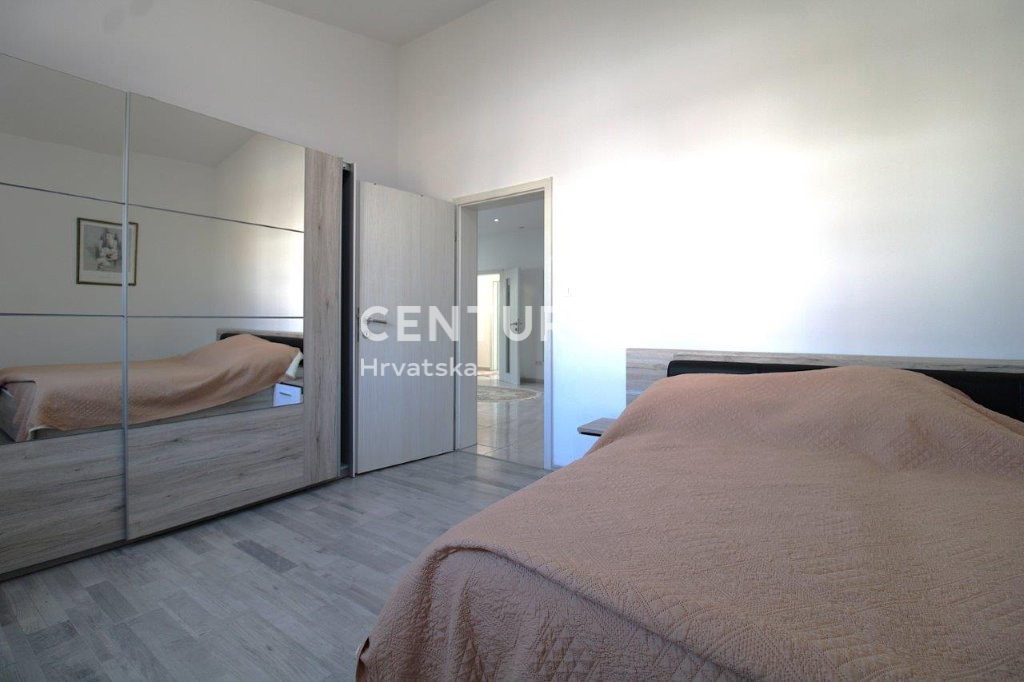 POREČ, VENDESI CASA, PIANO TERRA A SOLI 7 KM DAL CENTRO E DAL MARE