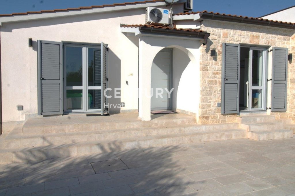 POREČ, VENDESI CASA, PIANO TERRA A SOLI 7 KM DAL CENTRO E DAL MARE