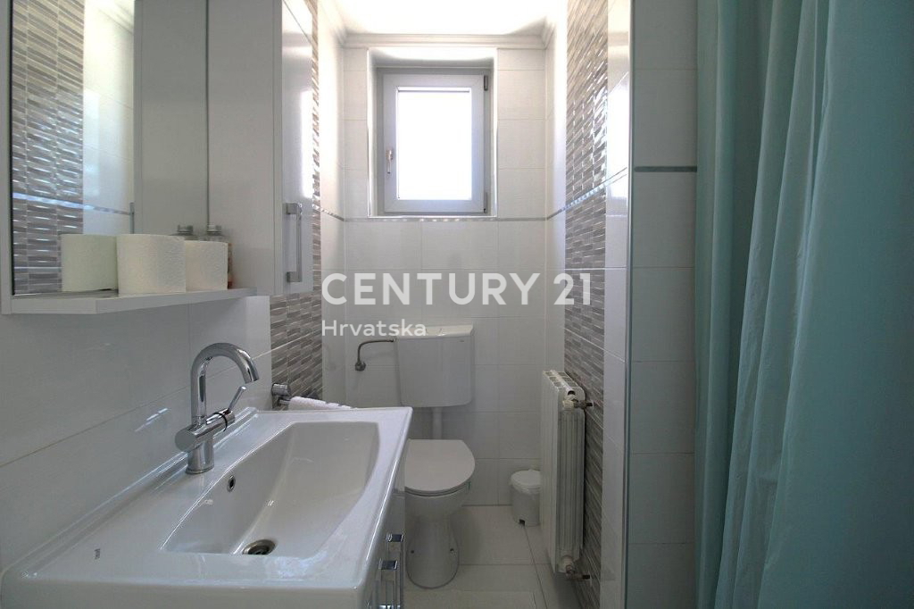 POREČ, VENDESI CASA, PIANO TERRA A SOLI 7 KM DAL CENTRO E DAL MARE