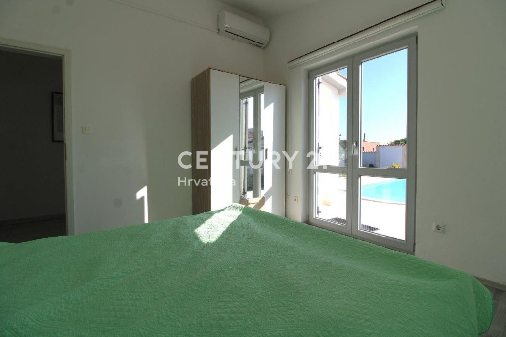 POREČ, VENDESI CASA, PIANO TERRA A SOLI 7 KM DAL CENTRO E DAL MARE