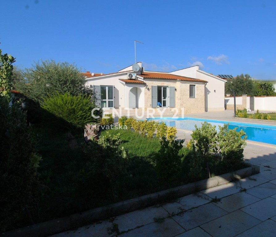 POREČ, VENDESI CASA, PIANO TERRA A SOLI 7 KM DAL CENTRO E DAL MARE