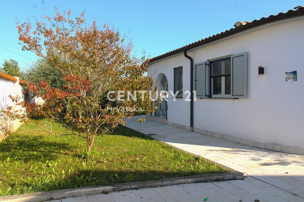 POREČ, VENDESI CASA, PIANO TERRA A SOLI 7 KM DAL CENTRO E DAL MARE