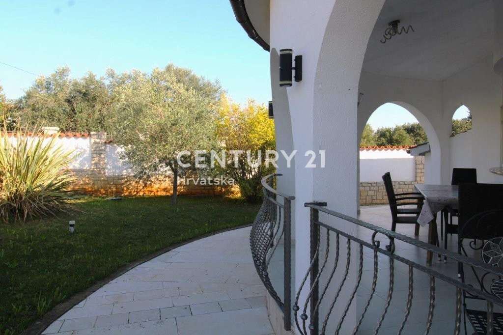 POREČ, VENDESI CASA, PIANO TERRA A SOLI 7 KM DAL CENTRO E DAL MARE