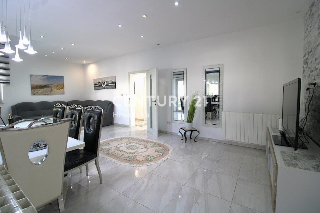 POREČ, VENDESI CASA, PIANO TERRA A SOLI 7 KM DAL CENTRO E DAL MARE