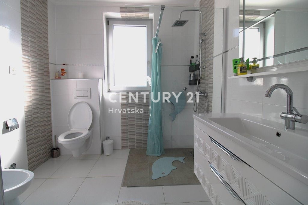 POREČ, VENDESI CASA, PIANO TERRA A SOLI 7 KM DAL CENTRO E DAL MARE