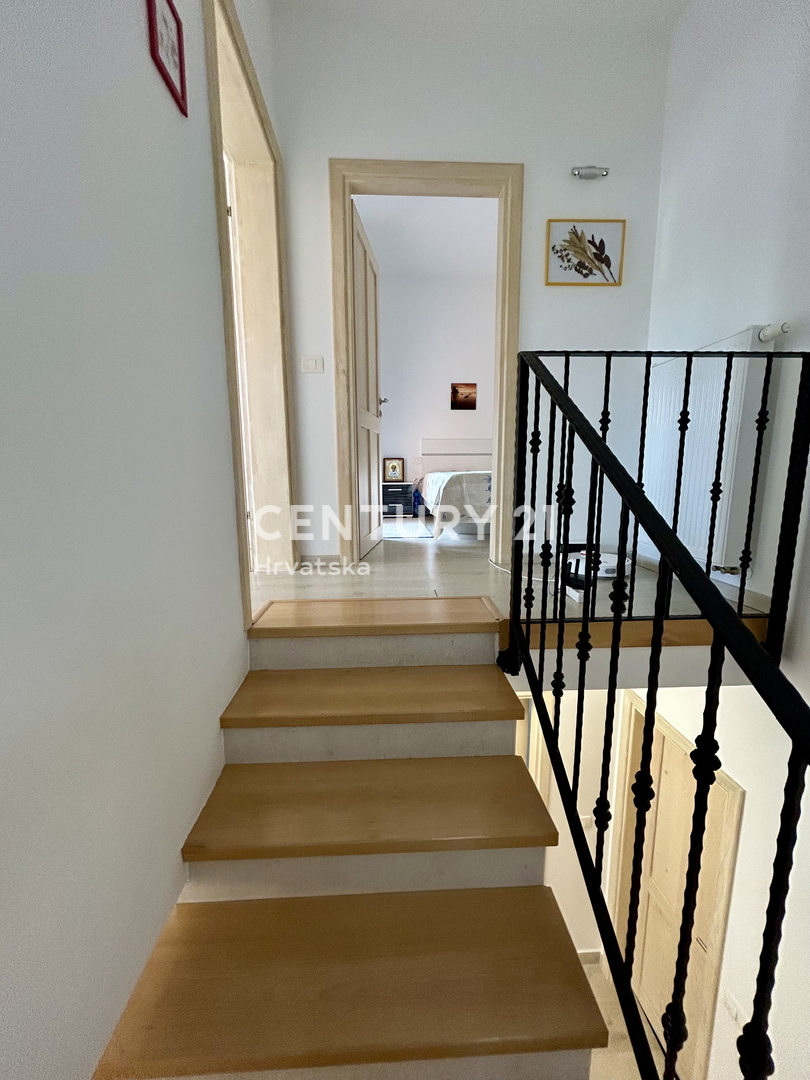 NOVIGRAD, PERIFERIA, VILLA DUPLEX A SOLI 150 METRI DALLA SPIAGGIA E DAL MARE