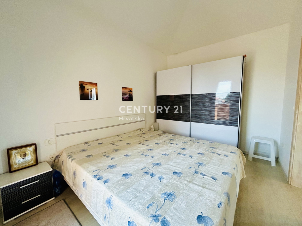 NOVIGRAD, PERIFERIA, VILLA DUPLEX A SOLI 150 METRI DALLA SPIAGGIA E DAL MARE