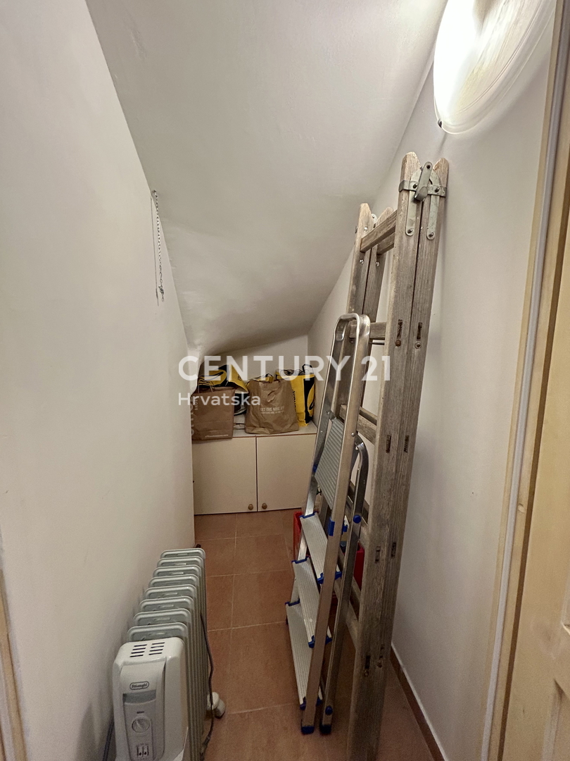 NOVIGRAD, PERIFERIA, VILLA DUPLEX A SOLI 150 METRI DALLA SPIAGGIA E DAL MARE